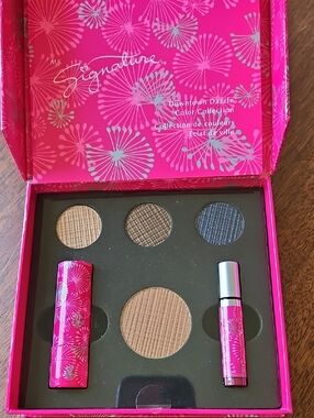 MK Signature Downtown Dazzle Color Collection - Eyeshadow Palette & Lip Set
